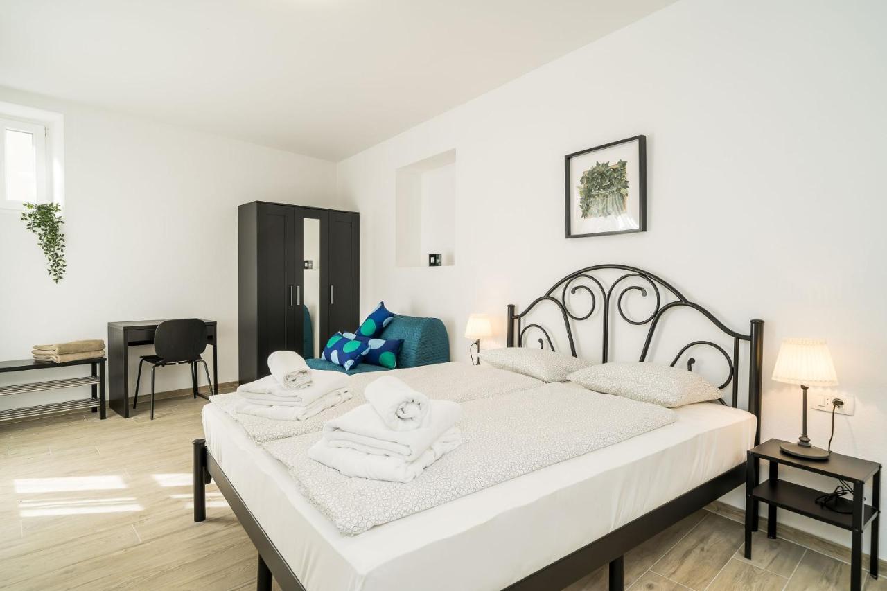Residence & Pool Villa Schwarz Suites ツァヴタット エクステリア 写真