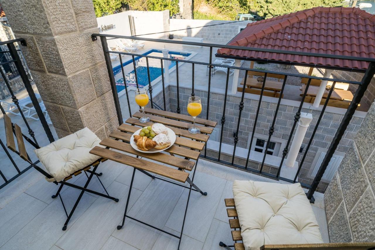 Residence & Pool Villa Schwarz Suites ツァヴタット エクステリア 写真